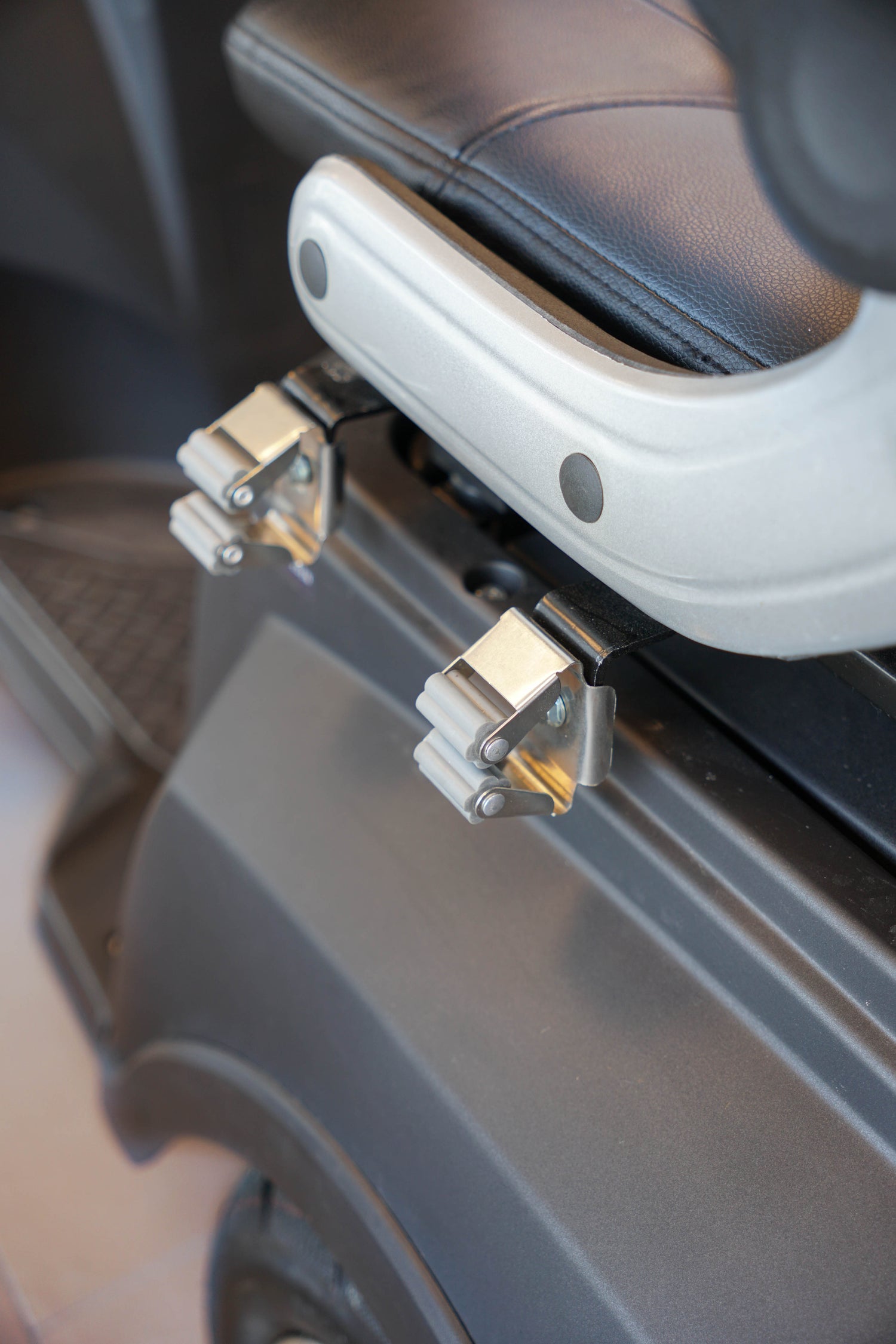 Liggande kryckhållare till promenadscooter