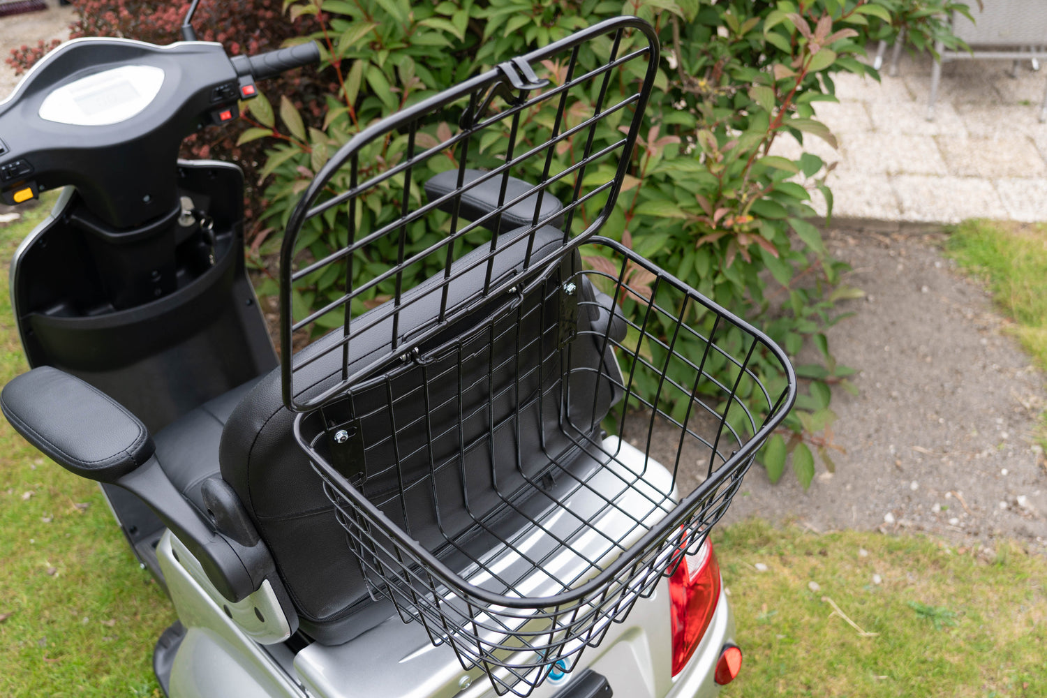 Eloped Scooty med korg för förvaring