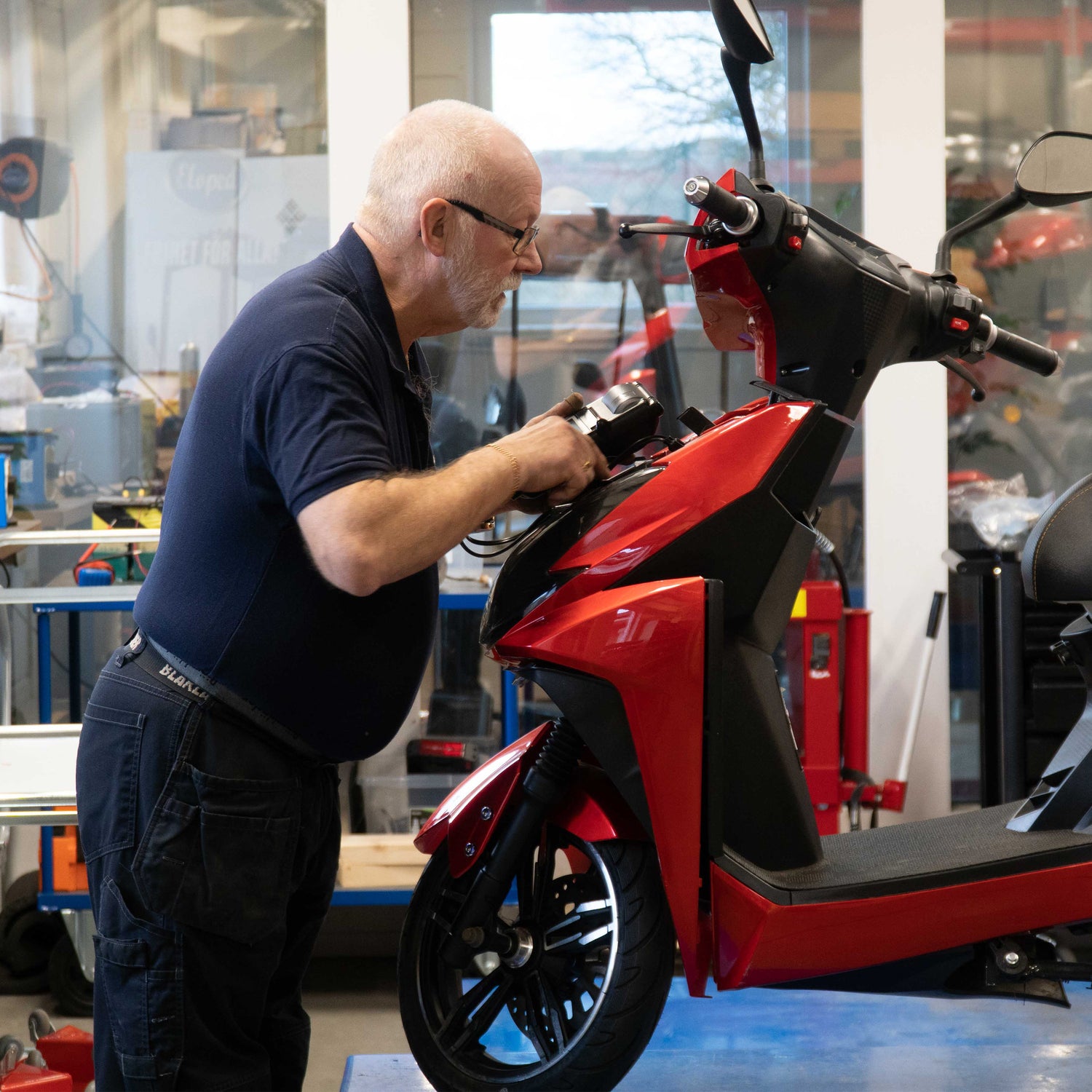 Service av röd elmoped